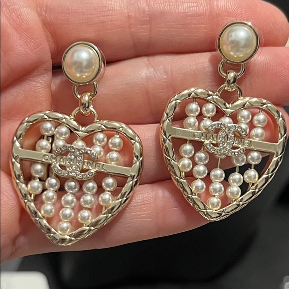 Elegant Heart-Shaped Pearl Earrings - Picture 7 of 7